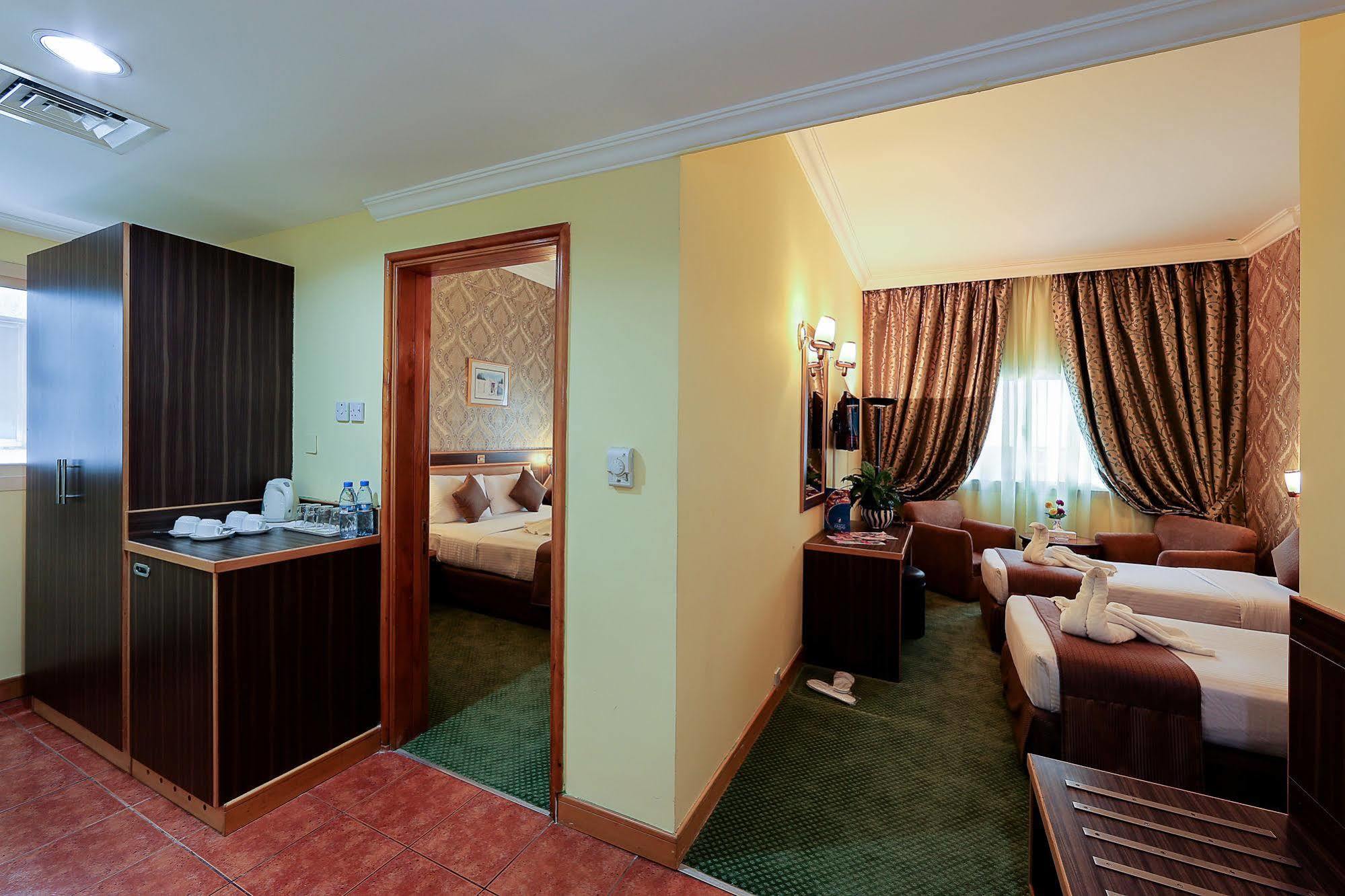 Jonrad Hotel Dubai Esterno foto